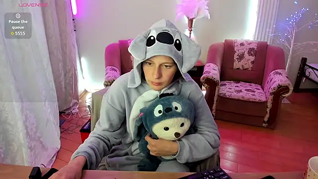 Lily Viola online show from April 2026 04:02:02 PM