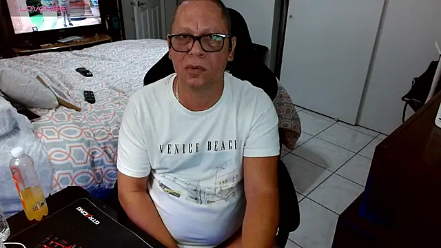 Snapshot of Daddy_1970 chatting on April 2026 08:20:02 PM Daddy 1970 online show from April 2026 08:20:02 PM