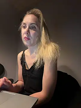 ElenaWhitmore online show from June 2026 10:43:01 PM