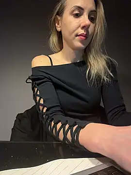 ElenaWhitmore online show from February 2026 10:32:01 PM