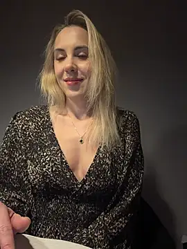 ElenaWhitmore online show from February 2026 10:04:02 PM