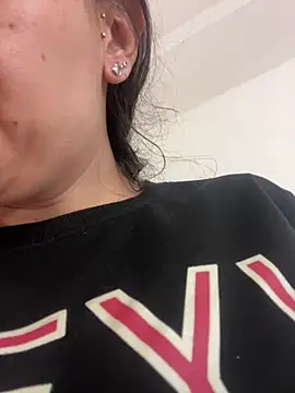 Violett hott  online show from May 2026 12:24:01 PM