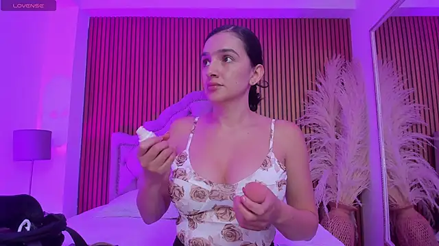 Violett hott  online show from February 2026 01:02:01 PM