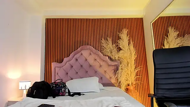 Violett hott  online show from April 2026 12:57:01 PM