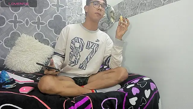 Snapshot of edi_stwix18 chatting on January 2026 03:08:02 PM edi stwix18 online show from January 2026 03:08:02 PM