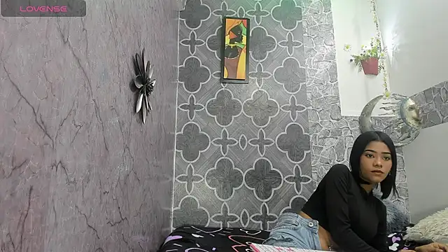 Snapshot of lily_bloomx18 chatting on January 2026 03:06:01 PM lily bloomx18 online show from January 2026 03:06:01 PM