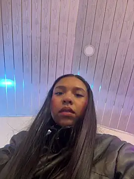 Snapshot of DulceRouss_ chatting on April 2026 12:00:01 PM DulceRouss online show from April 2026 12:00:01 PM