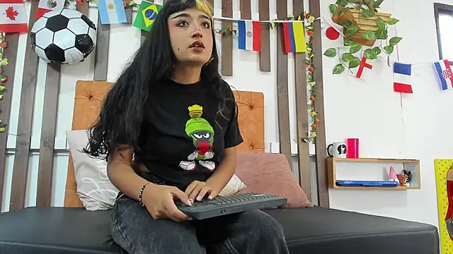 Snapshot of MeowMota_ chatting on July 2026 06:47:01 PM MeowMota online show from July 2026 06:47:01 PM