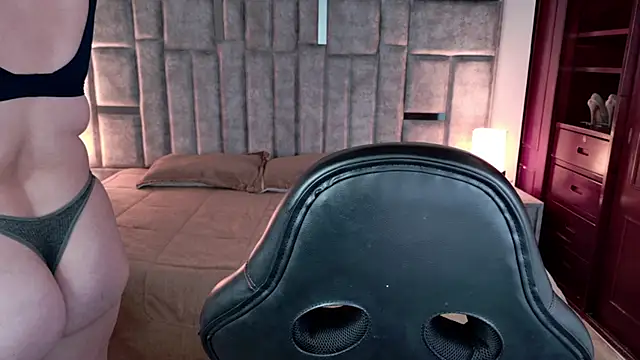 azul veraa online show from April 2026 12:28:01 PM