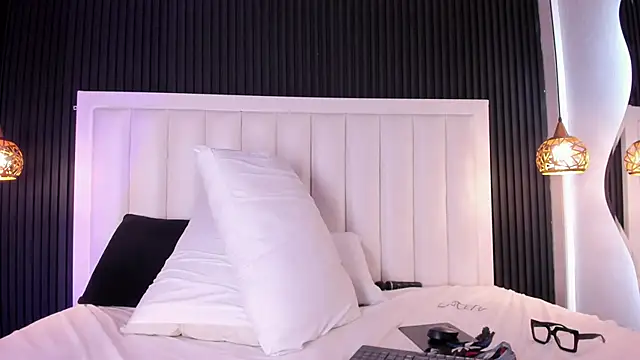 PandoraMiller online show from April 2026 07:58:02 PM