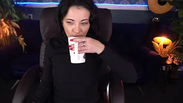 Snapshot of Dafni_Monn chatting on November 2025 06:28:02 AM Dafni Monn online show from November 2025 06:28:02 AM