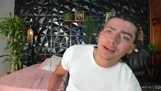 Snapshot of elliot_colton chatting on July 2026 06:43:02 PM elliot colton online show from July 2026 06:43:02 PM