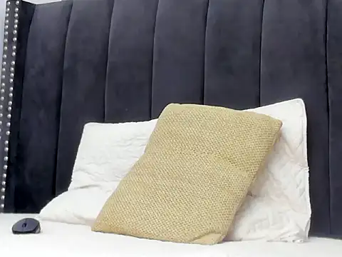 Anikka Albrite  online show from April 2026 01:35:01 PM