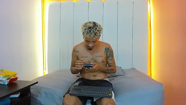 2Hot4You OS online show from January 2026 03:32:01 AM