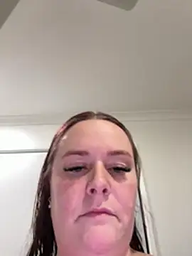 carinabro10 online show from May 2026 10:02:02 AM