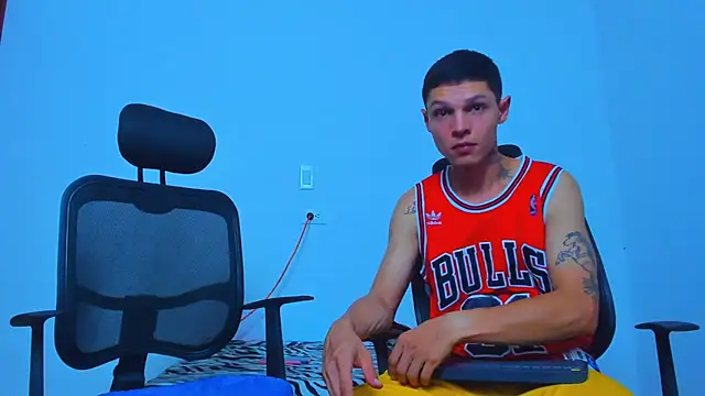 Snapshot of Thomas-Wil chatting on May 2026 02:36:01 AM Thomas-Wil online show from May 2026 02:36:01 AM