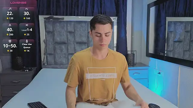 LeoMonnroe online show from April 2026 07:03:01 PM