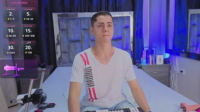 LeoMonnroe online show from April 2026 05:08:02 PM