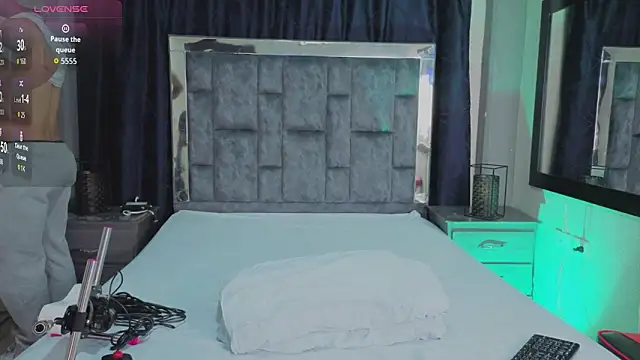 LeoMonnroe online show from April 2026 07:18:01 PM