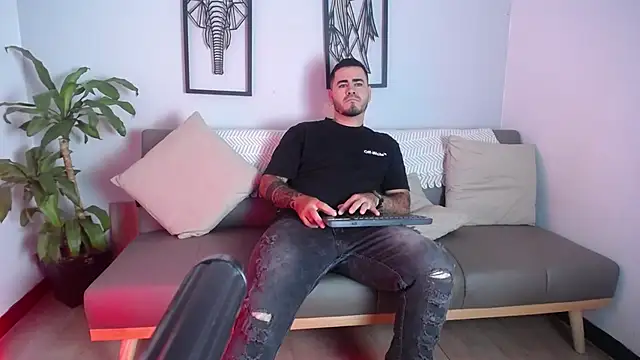 Aronhilton online show from January 2026 07:17:02 PM