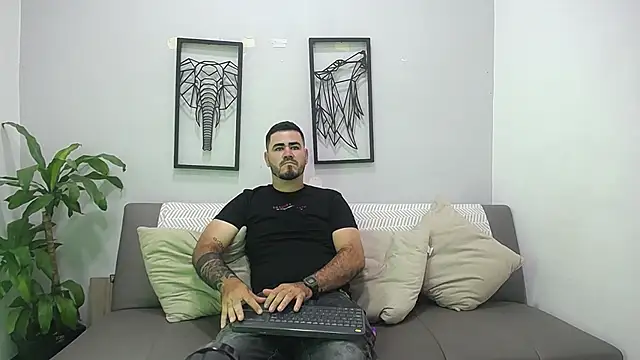 Aronhilton online show from January 2026 07:40:01 PM