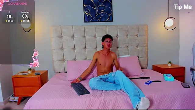 Snapshot of twink_royale18 chatting on January 2026 06:01:01 PM twink royale18 online show from January 2026 06:01:01 PM