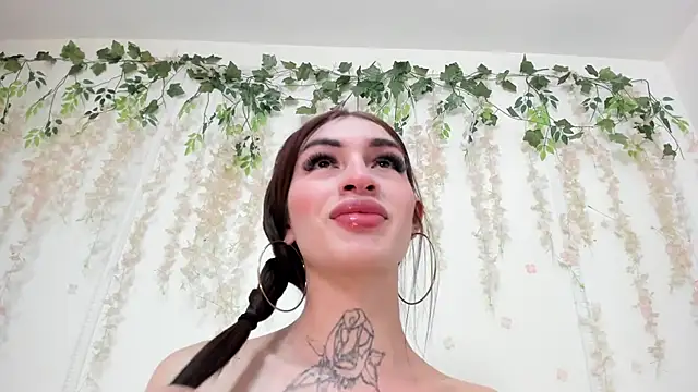 lizz lunna online show from June 2026 09:23:01 PM