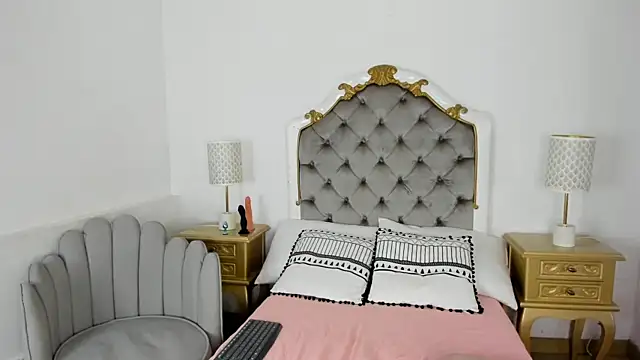 paulina lux online show from February 2026 02:25:02 PM