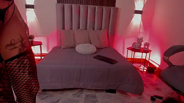 Isis Moon online show from February 2026 07:30:02 PM