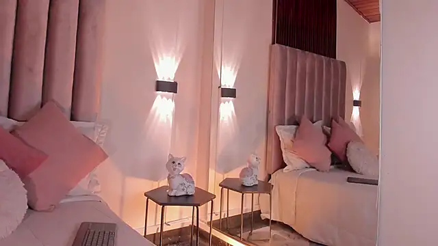 Isis Moon online show from April 2026 08:01:02 PM