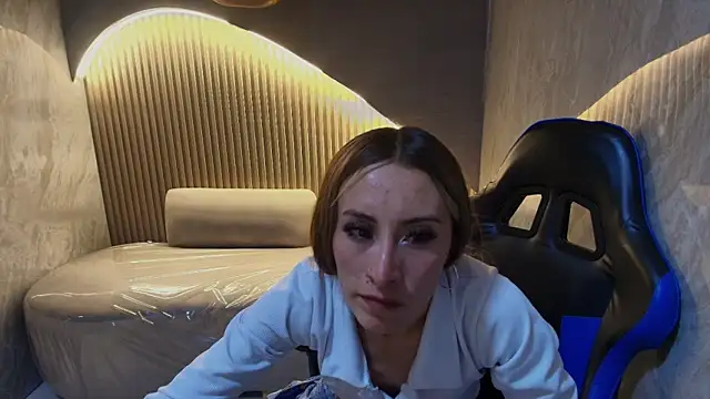 katalina r  online show from April 2026 07:48:01 PM