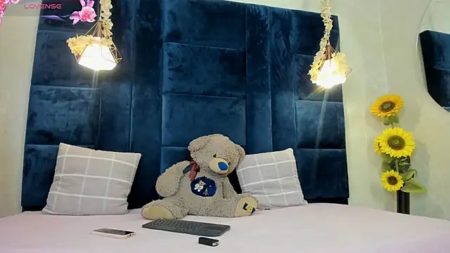 Laura Miller1 online show from March 2026 04:14:02 PM