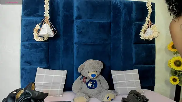 Laura Miller1 online show from March 2026 08:15:01 PM