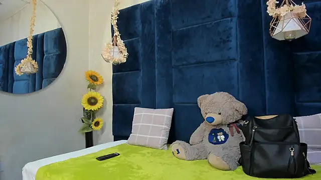 Laura Miller1 online show from April 2026 07:40:02 PM