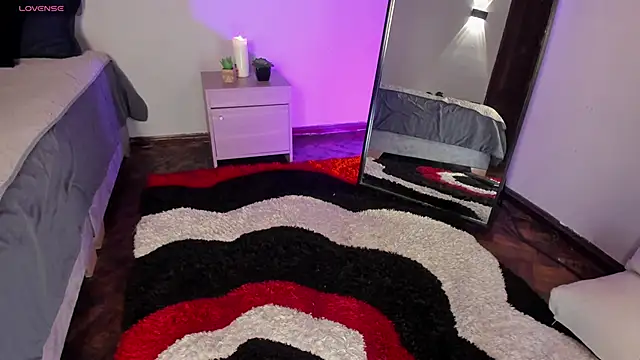 Lara reynolds  online show from April 2026 08:27:01 PM