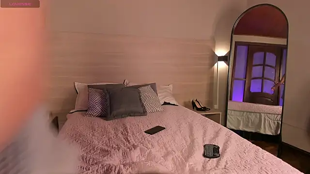 Lara reynolds  online show from April 2026 02:20:01 PM