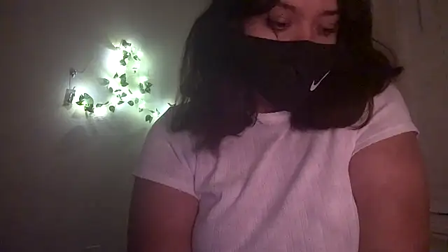 Snapshot of Lunablushh chatting on January 2026 03:10:01 AM Lunablushh online show from January 2026 03:10:01 AM