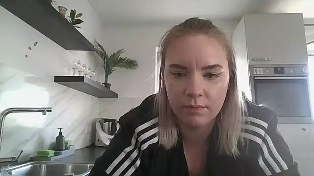 Snapshot of MinchenBienchen98 chatting on February 2026 03:01:02 PM MinchenBienchen98 online show from February 2026 03:01:02 PM