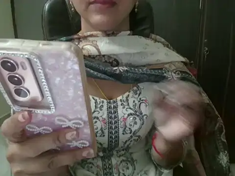 Snapshot of Adaa7 chatting on May 2026 06:18:01 PM Adaa7 online show from May 2026 06:18:01 PM