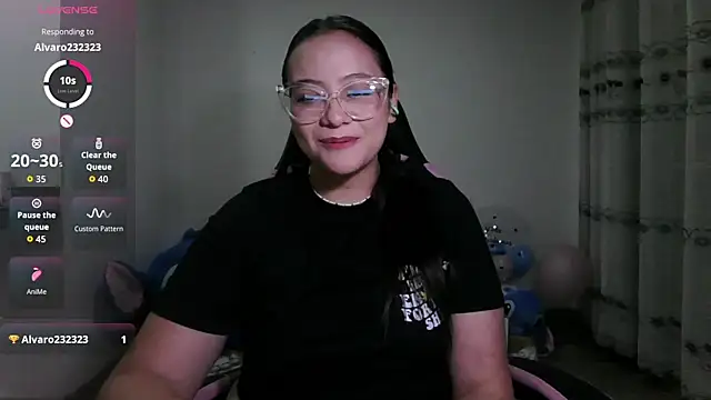 Snapshot of LOLA_R_ chatting on May 2026 02:04:01 AM LOLA R online show from May 2026 02:04:01 AM