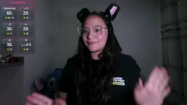 Snapshot of LOLA_R_ chatting on May 2026 02:15:01 AM LOLA R online show from May 2026 02:15:01 AM
