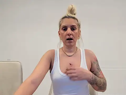 EvelynEvyyy online show from February 2026 06:09:01 AM