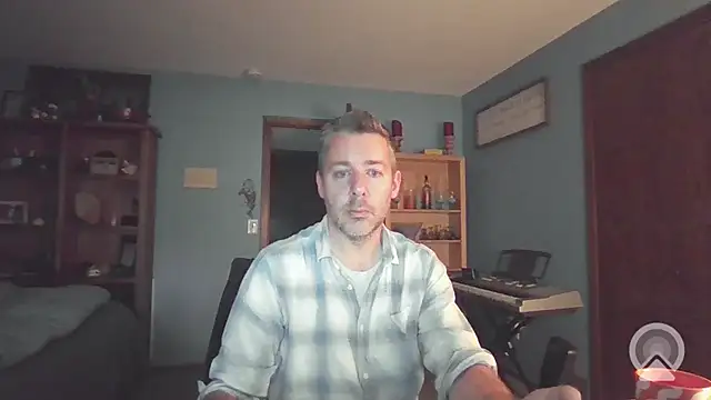 chrisw8140 online show from April 2026 11:00:01 PM