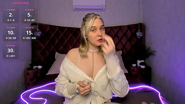 Snapshot of SusanBev chatting on February 2026 09:20:01 AM SusanBev online show from February 2026 09:20:01 AM