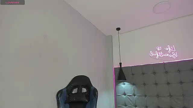 scarletcherry18 online show from April 2026 05:03:01 AM