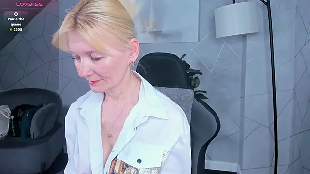 Julie Lucas online show from May 2026 12:07:02 AM