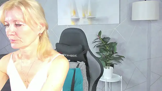 Julie Lucas online show from July 2026 12:10:02 AM