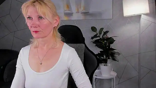 Julie Lucas online show from May 2026 12:19:02 AM