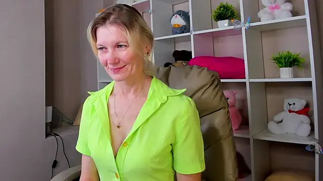 Julie Lucas online show from March 2026 01:02:01 AM