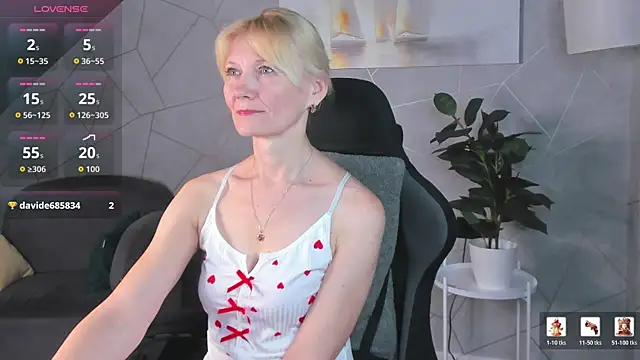Julie Lucas online show from May 2026 12:19:01 AM